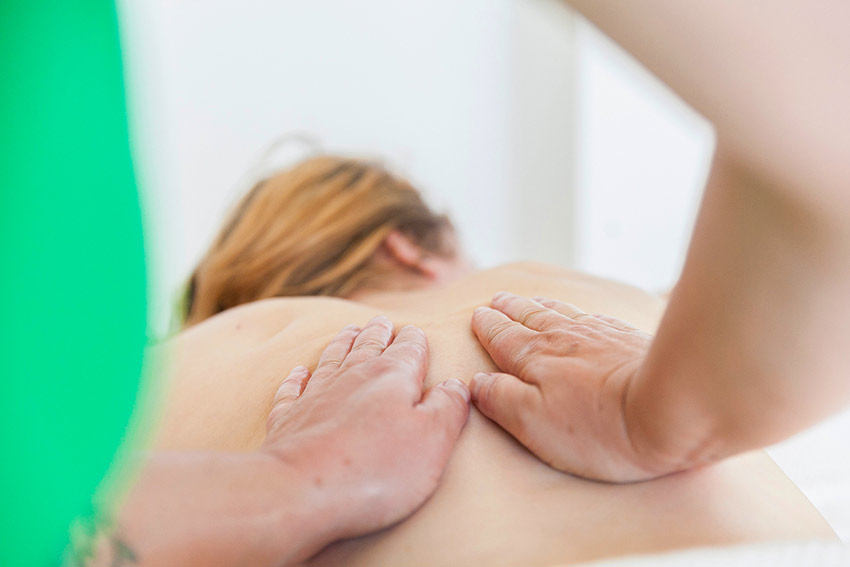 massage thérapeutique bien-être bruxelles relaxant énergisant massages huile chaude hammam detox ayurveda réflexologie art thérapie cours
